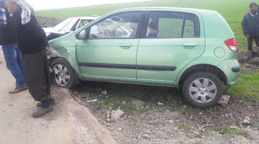 İki Otomobil &Ccedil;arpıştı: 5&rsquo;i &Ouml;ğretmen 7 Kişi Yaralandı