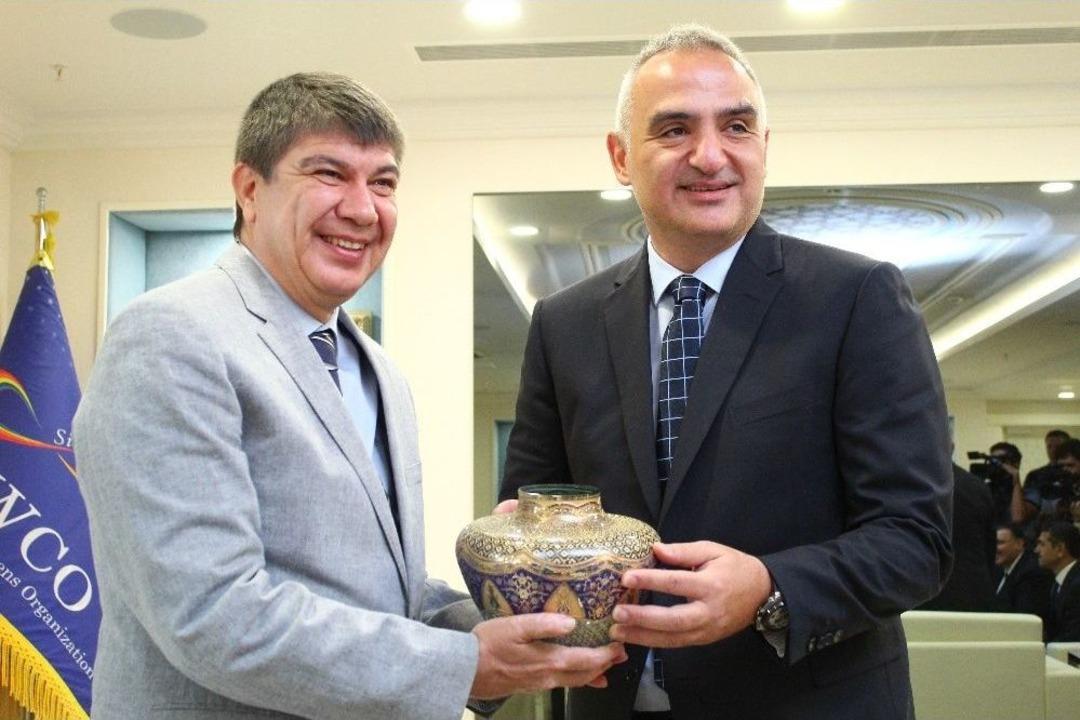 Bakan Ersoy: "icraatlarımızı G&ouml;stererek Takdir Toplamak Daha İyi Diye D&uuml;ş&uuml;n&uuml;yorum"