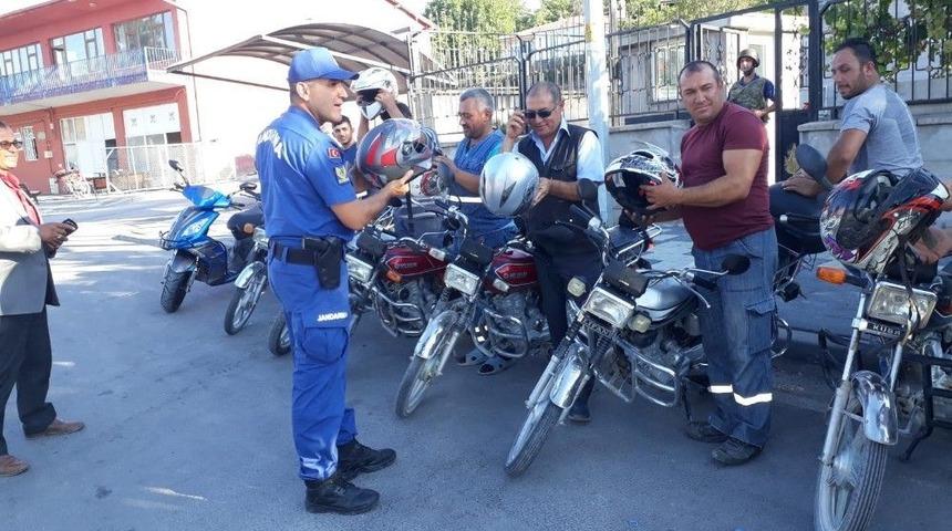 Jandarma İş&ccedil;ilere Kask Dağıttı