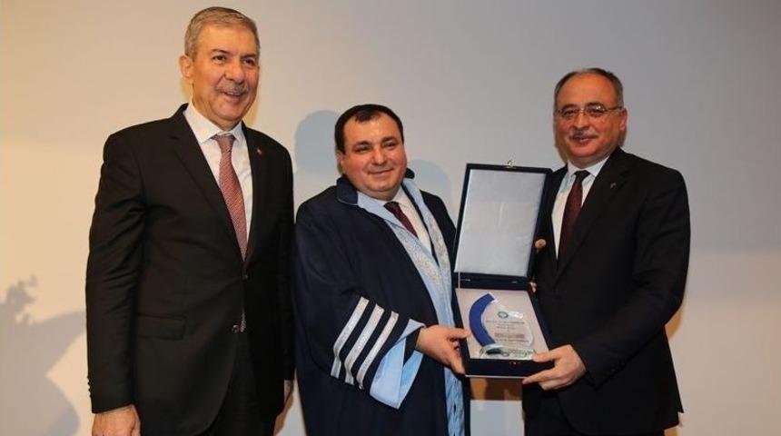 Sağlık Bakanı Dr. Ahmet Demircan, Gazi Tıp&rsquo;ta Biniş Giyme T&ouml;renine Katıldı