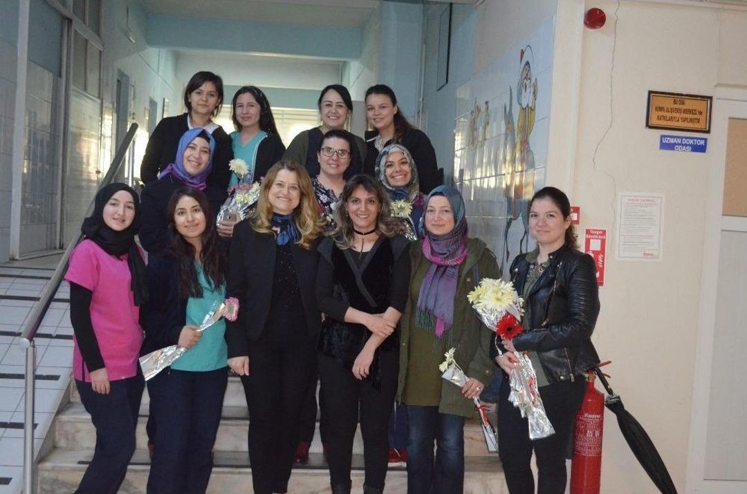 Kula Ak Parti Hastane Personelinin Bayramını Kutladı