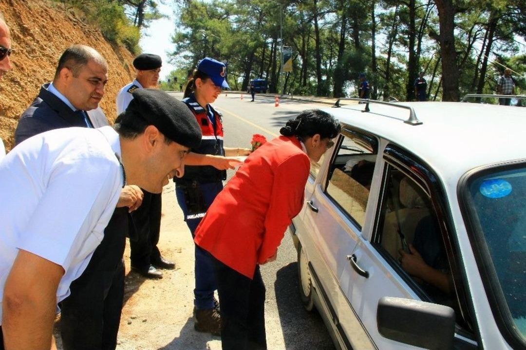 S&uuml;r&uuml;c&uuml;ye Kırmızı Karanfil, &Ccedil;ocuklara Kırmızı D&uuml;d&uuml;k