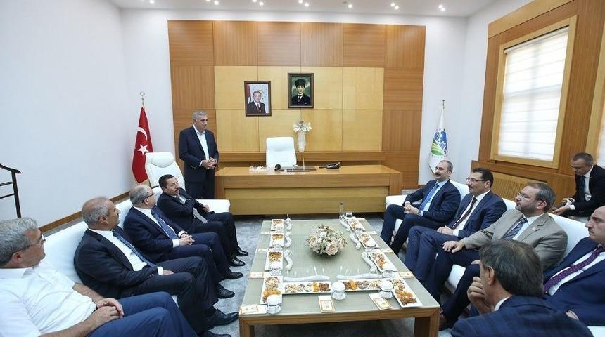 Adalet Bakanı G&uuml;l, Sakarya B&uuml;y&uuml;kşehir Belediyesini Ziyaret Etti