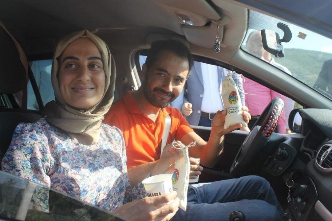 Bayram İ&ccedil;in Yola &Ccedil;ıkanlara Tuz İkram Ettiler