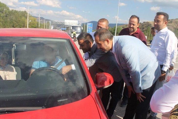 Bayram İçin Yola Çıkanlara Tuz İkram Ettiler G1