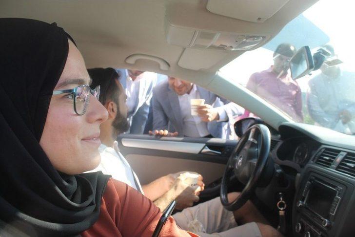 Bayram İçin Yola Çıkanlara Tuz İkram Ettiler G2