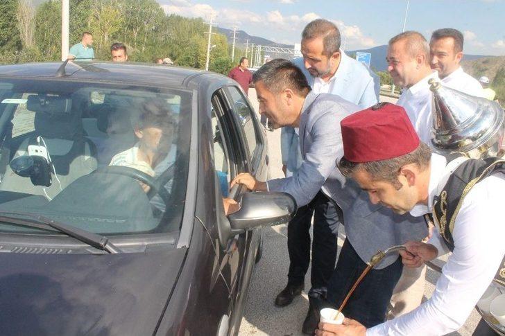 Bayram İçin Yola Çıkanlara Tuz İkram Ettiler G3