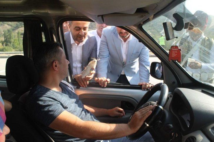 Bayram İçin Yola Çıkanlara Tuz İkram Ettiler G4
