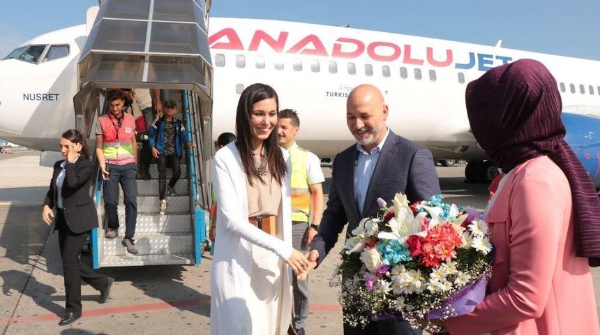 &Ccedil;iğdem Karaaslan&rsquo;a Havalimanında Coşkulu Karşılama