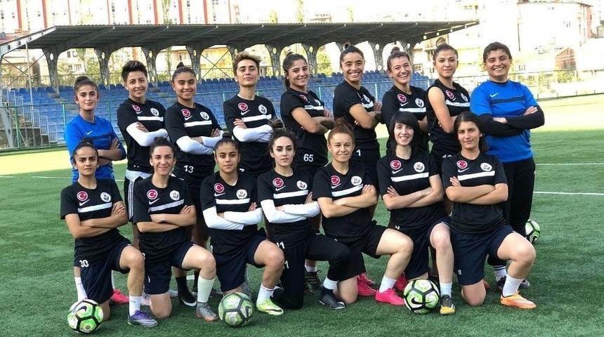 Hakkarigücü Spor Kadın Futbol Takımı Sena Hazırlanıyor