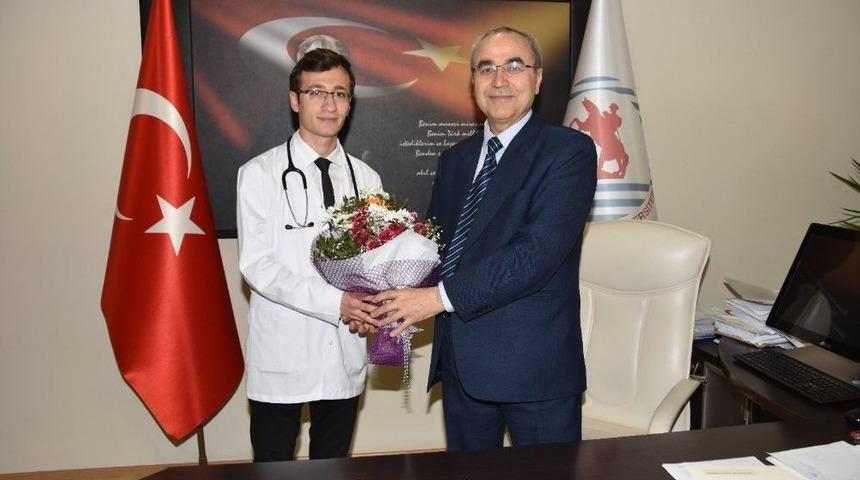 Tıp &Ouml;ğrencisi Dekanlık Koltuğuna Oturdu