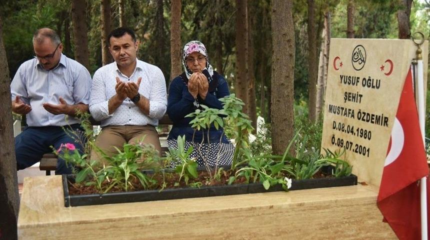 Başkan Y&uuml;cel, Vatandaşlara &Ccedil;i&ccedil;ek Dağıttı