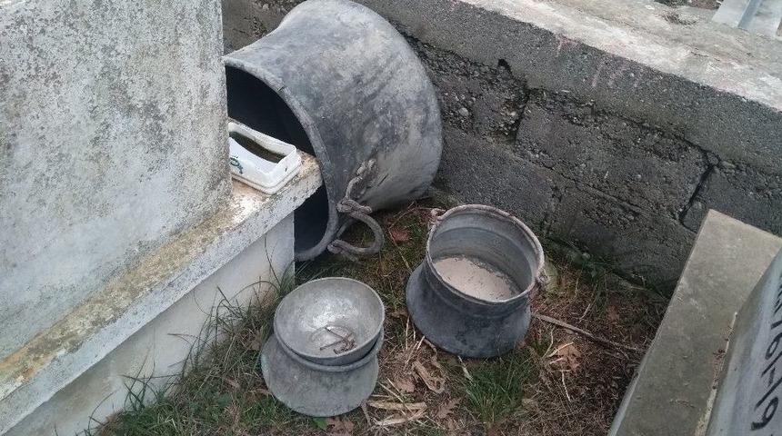 &Ccedil;alınan Bakır Kazanlar Mezarlıkta Bulundu