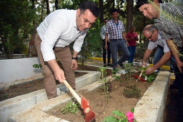 Başkan Yücel, Vatandaşlara Çiçek Dağıttı