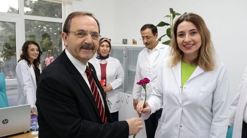 Başkan Şahin&rsquo;den Sağlık &Ccedil;alışanlarına Karanfil