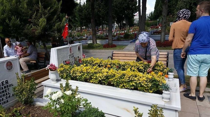 Şehitlikte H&uuml;z&uuml;nl&uuml; Bayram Ziyareti