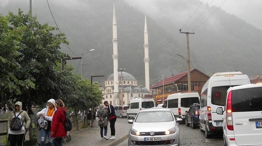 Uzung&ouml;le Akın Eden Turistler Trafiği Saatlerce Kilitledi