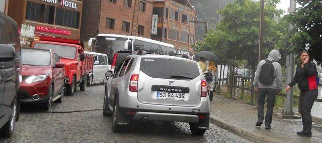 Uzungöle Akın Eden Turistler Trafiği Saatlerce Kilitledi