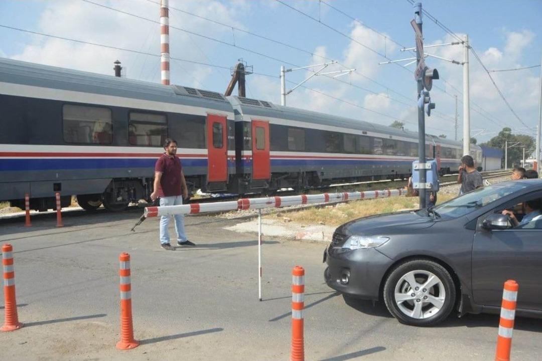 Lokomotif &Ccedil;arpması Sonucu Hayatını Kaybeden Gencin &Ouml;l&uuml;m&uuml;nde &rsquo;ihmal&rsquo; İddiası