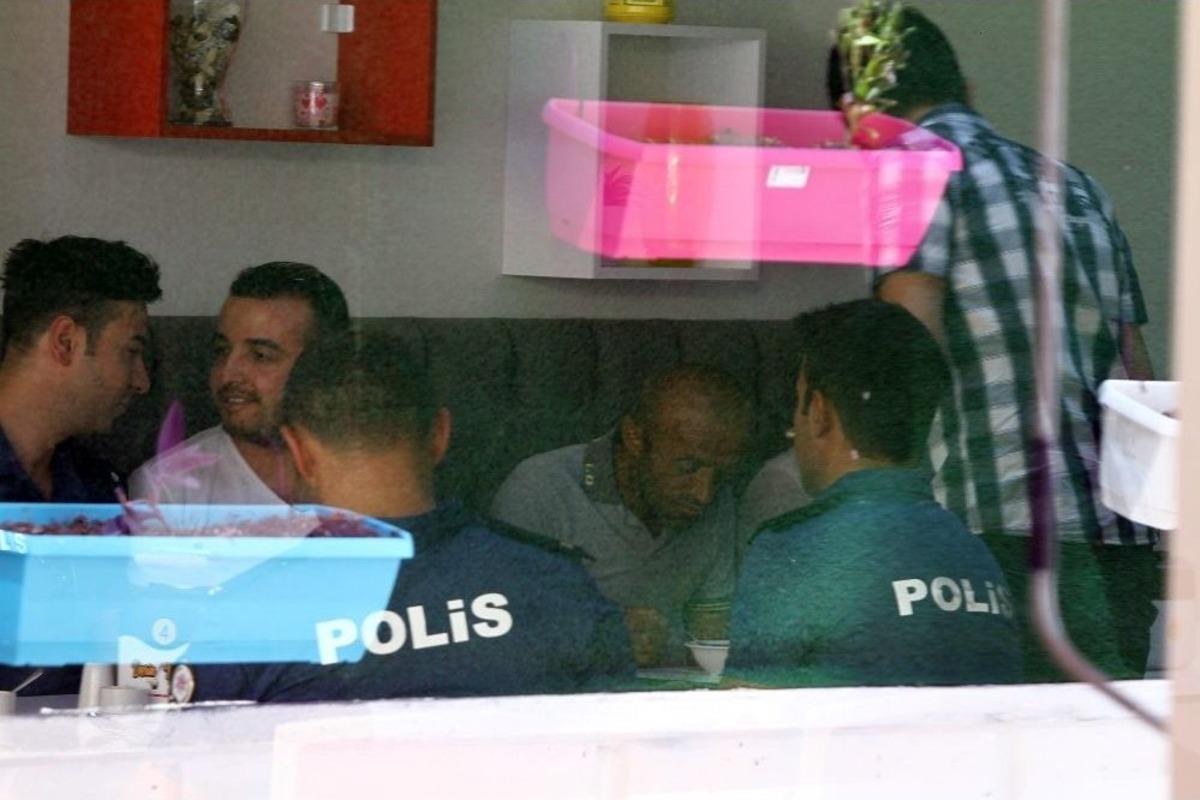 Polis Yemek S&ouml;z&uuml; Vererek İntihardan Vazge&ccedil;irdiği Gen&ccedil;le Birlikte Yemek Yedi