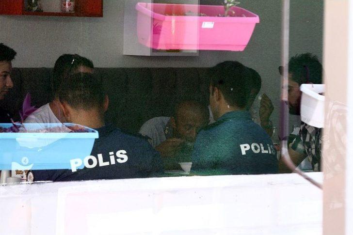 Polis Yemek Sözü Vererek İntihardan Vazgeçirdiği Gençle Birlikte Yemek Yedi G1