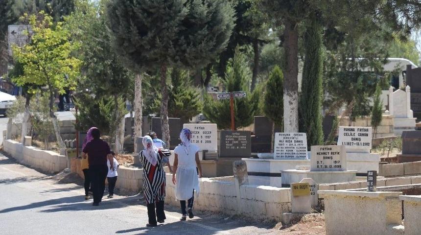 Gaziantep’te Mezarlıklar Arefe Gününde Doldu Taştı