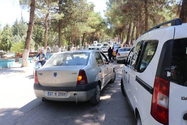 Gaziantep’te Mezarlıklar Arefe Gününde Doldu Taştı