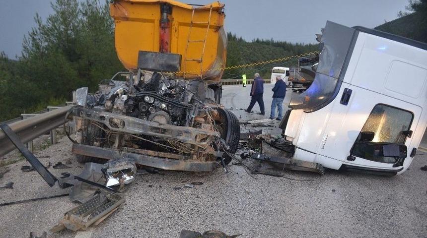 Tırın Dorsesi Karşı Y&ouml;nden Gelen Tıra &Ccedil;arptı: 1 Yaralı