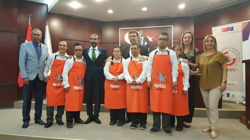 Mutlu Kafe &Ccedil;alışanları Ticaret Odası Meclis Toplantısına Renk Kattı