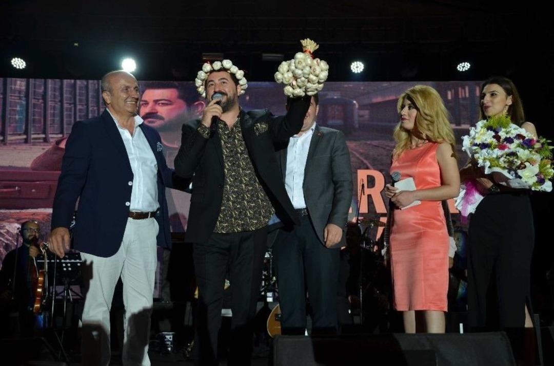 &Uuml;nl&uuml; Sanat&ccedil;ı Serkan Kaya, Sahnede Sarımsak Yedi