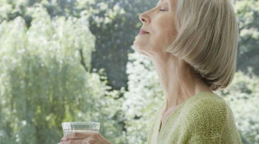 İdrar Ka&ccedil;ırma Sorunu Yaşayan Kişilerin En B&uuml;y&uuml;k Hatası Su İ&ccedil;meyi Bırakmak