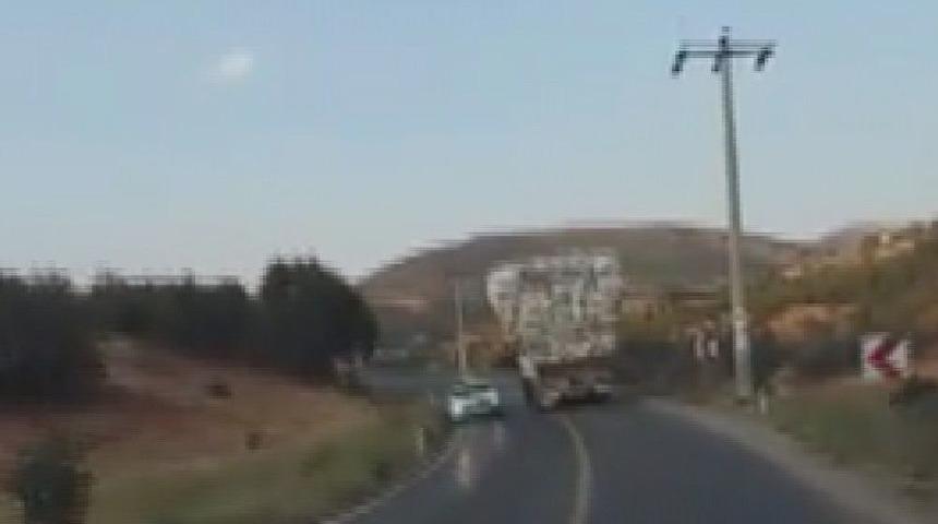 Aşırı Y&uuml;kl&uuml; Kamyon S&uuml;r&uuml;c&uuml;lere Zor Anlar Yaşattı
