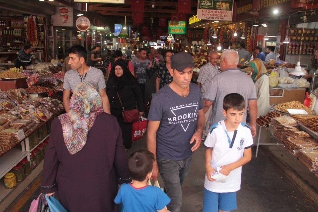 Elazığ&rsquo;da Kapalı Ve Bakırcılar &Ccedil;arşısında Bayram Bereketi