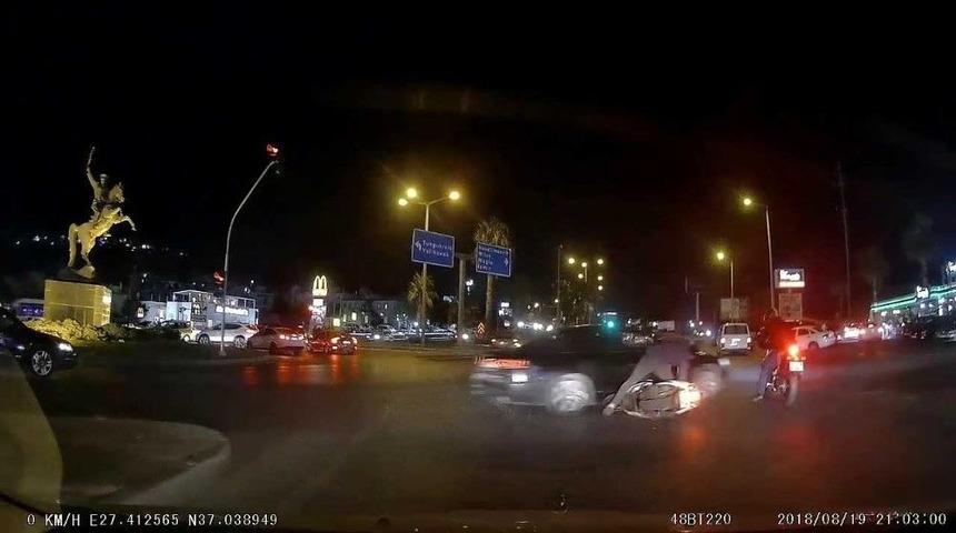2 Motosiklete &Ccedil;arpan Otomobilin Kaza Anları Ara&ccedil; Kamerasına Yansıdı