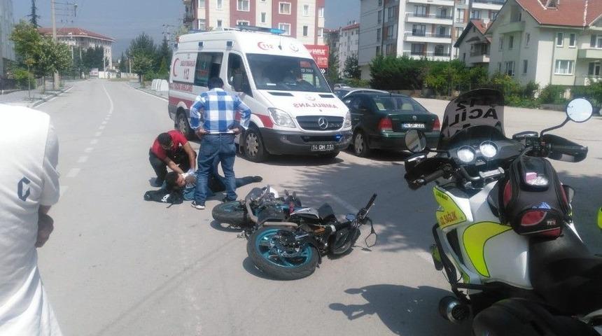 Otomobille Motosikletin Çarpışması Güvenlik Kameralarına Yansıdı