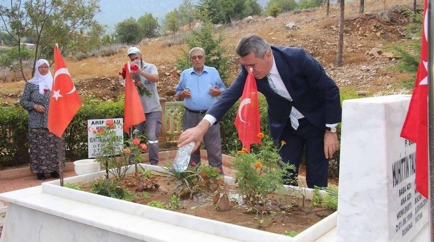 Kaymakam Sezgin, Şehit Mezarlarına Karanfil Bıraktı