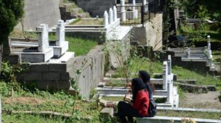 Arife G&uuml;n&uuml; Mezarlıklara Akın Ettiler