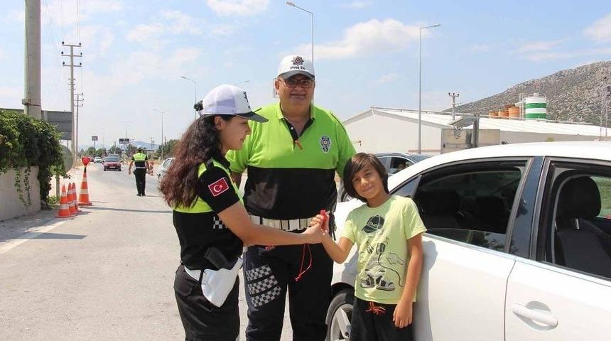 Polis Ceza Yerine Şeker Ve Kırmızı D&uuml;d&uuml;k Dağıttı