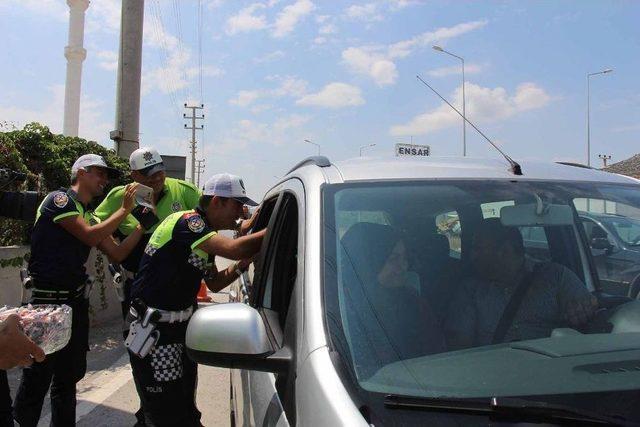 Polis Ceza Yerine Şeker Ve Kırmızı Düdük Dağıttı