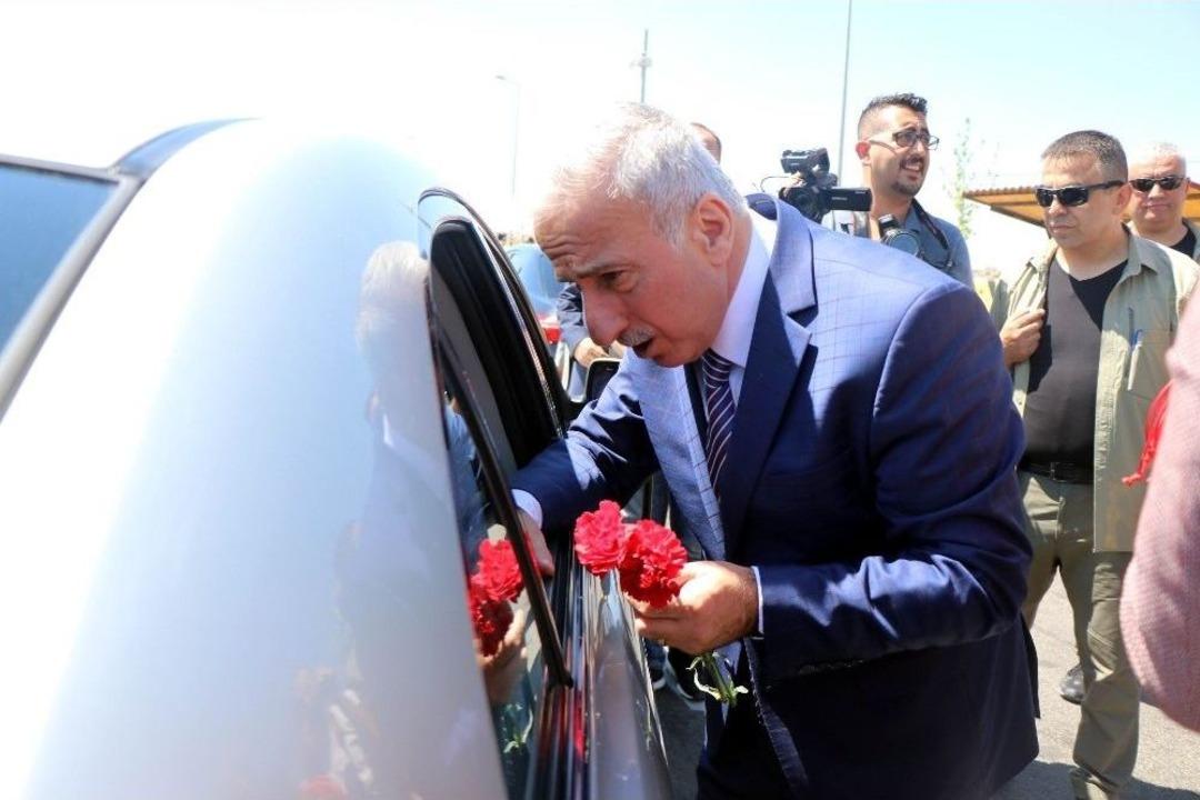 Vali Kam&ccedil;ı Trafik Denetimine Katıldı, Vatandaşlara Kırmızı D&uuml;d&uuml;k Ve Karanfil Verdi