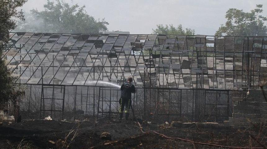 Hortumun Yetişmediği Yerleri Su Kovalarıyla S&ouml;nd&uuml;rd&uuml;ler