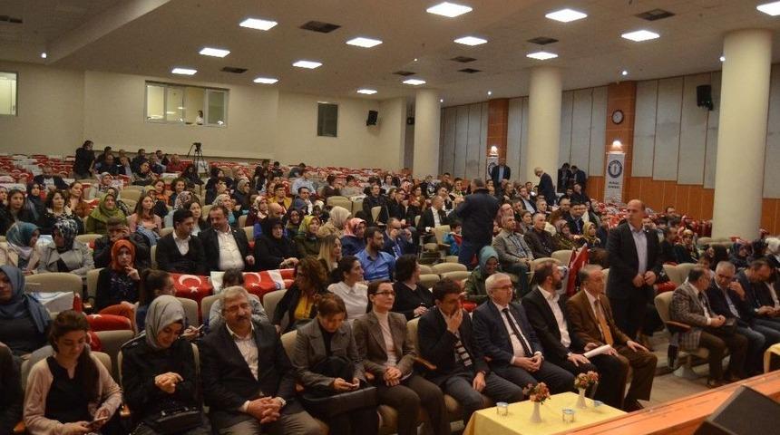 Sağlık &Ccedil;alışanları Şiir Ve T&uuml;rk&uuml;lerle Tıp Bayramı&rsquo;nı Kutladı