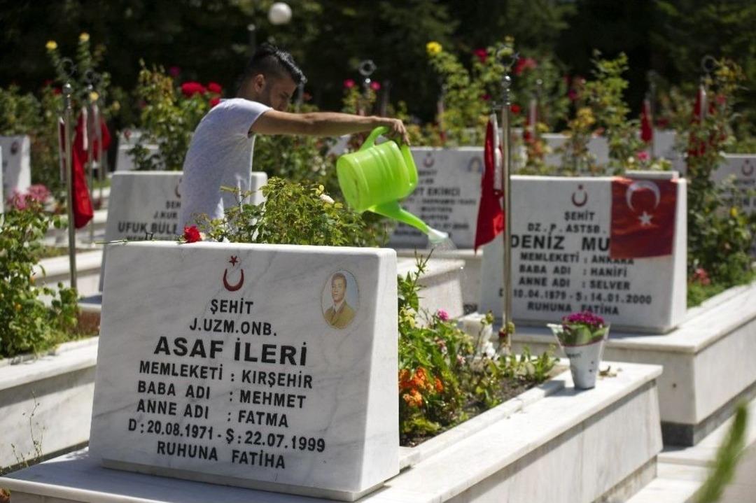 Şehit Yakınlarının H&uuml;z&uuml;nl&uuml; Bayramı