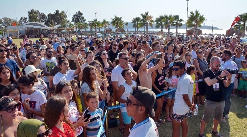 Genç Şarkıcı Bahadır Tatlıöz Aliağa’da Sahne Aldı