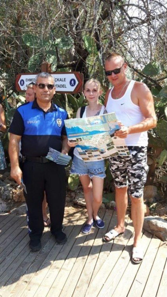 Polis, Turistlerin Rahat Gezebilmeleri İçin Harita Dağıttı