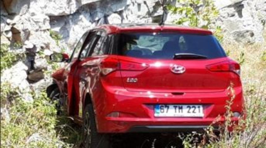 Kayalıklara &Ccedil;arpan Otomobilin S&uuml;r&uuml;c&uuml;s&uuml; Yaralandı