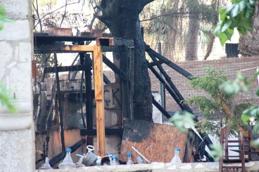 Tatilciler Alev Alev Yanan Kafeyi Endişeli G&ouml;zlerle İzledi