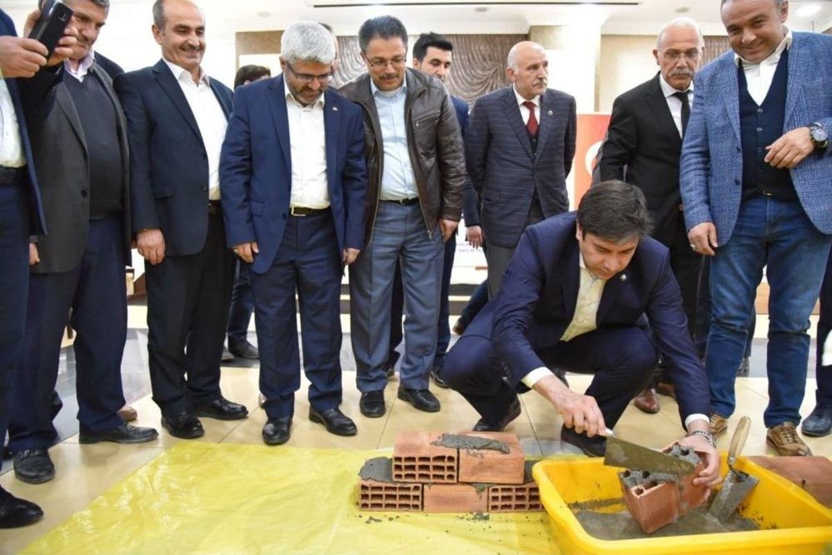 Teknik Hizmet &Ccedil;alışanları G&uuml;n&uuml;nde Sahnede Har&ccedil; Kardılar, Tuğla &Ouml;rd&uuml;ler