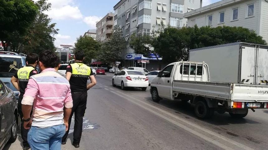 Karşıdan Karşıya Ge&ccedil;mek İsterken Otomobilin &Ccedil;arptığı Kadın Yaralandı