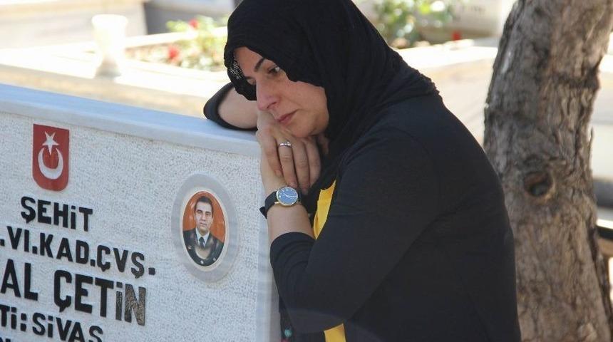 Şehitlikte H&uuml;z&uuml;nl&uuml; Arefe